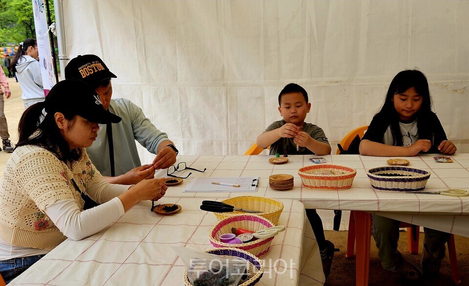 염주 만들기 체험/ 사진=유경훈 기자