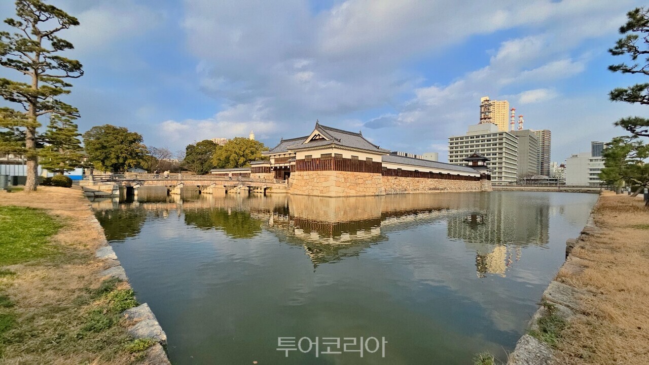 해자로 둘러싸인 히로시마성 / 사진-투어코리아