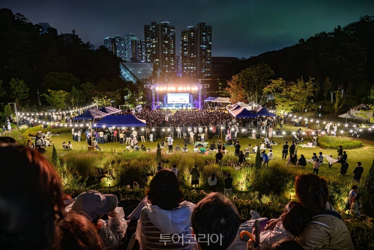 영흥 수목원 음악회 일월수목원 온실 앞 /사진- 수원시