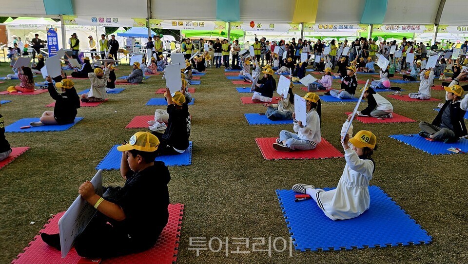 어린이이 어린이날 특별 행사로 마련된 '도전골든벨 퀴즈 게임' 을 하고 있다/사진=유경훈 기자