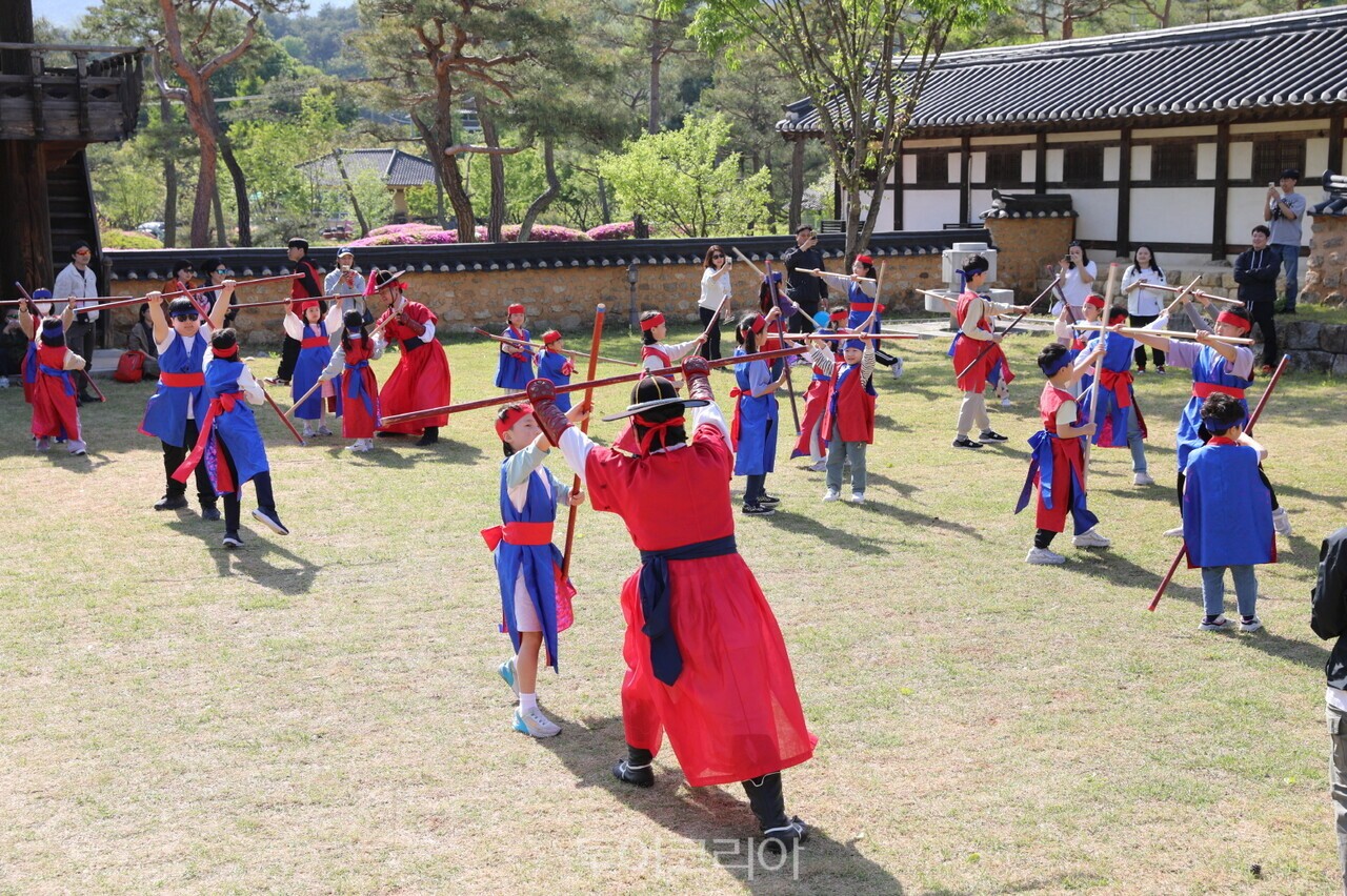 어린이선비축제 어린이 무과 장원급제 진행모습 /사진-영주시