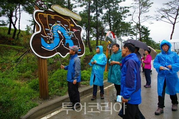 산마이 옛길을 것기에 앞서 관광객들이 안내판을 살피고 있다./ ⓒ투어코리아