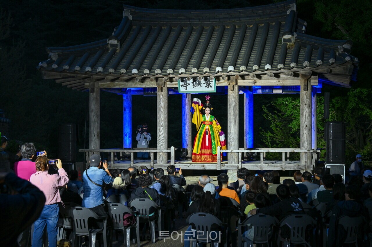 소수서원에서 국악으로 만나는 선비풍류 공연이 진행되고 있다/사진-영주시