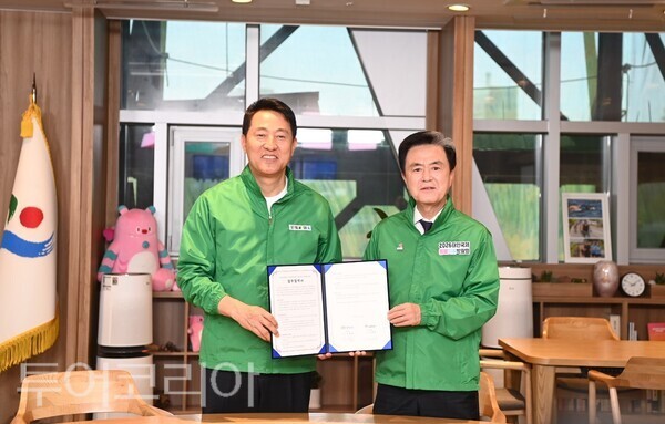 ▲김태흠(오른쪽) 충남도지사와 오세훈 서울시장이 22일 시장 집무실에서 ‘태안국제원예치유박람회 및 서울국제정원박람회 성공 개최를 위한 업무협약’을 체결하고 있다. /사진-충남도