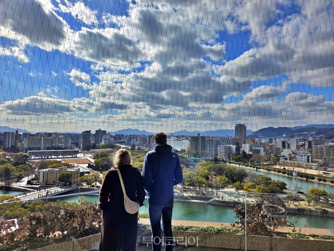오리츠루 타워 전망대에서 원폭돔과 공원 전경을 바라보는 여행자 / 사진-투어코리아