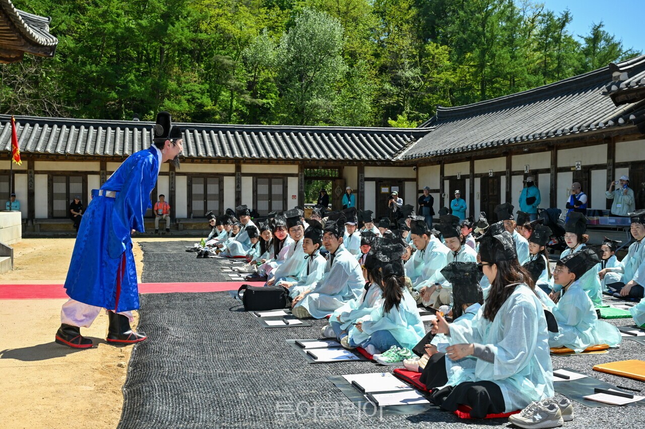 영주 향교의 붓글씨 퍼포먼스가 진행되고 있다 어린이 장원급제 문과 체험 진행 모습 / 사진-영주시