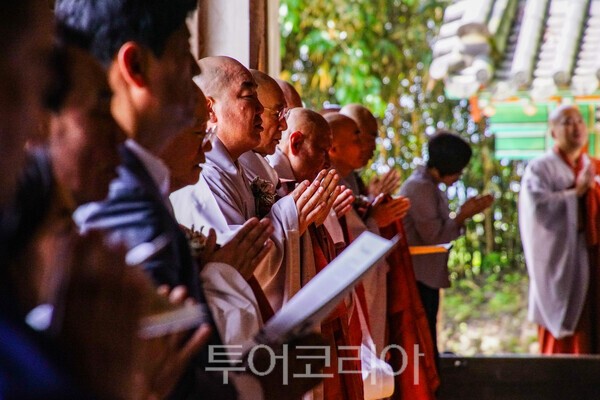 사진 / 화엄사의 봉축법요식 모습_투어코리아 유지훈 기자