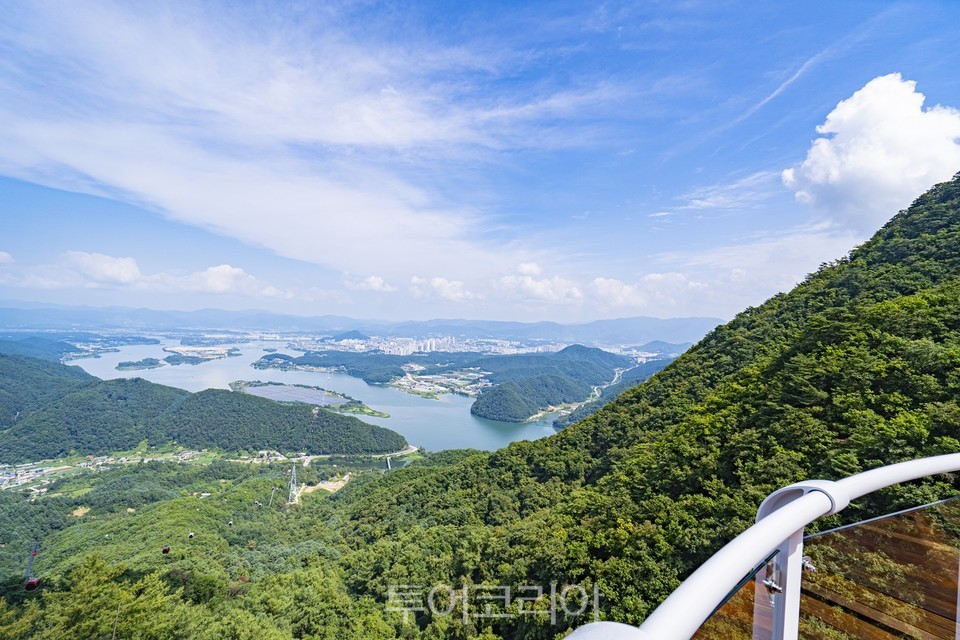 삼악산 정상 스카이워크에서 바라본 의암호 전경/사진=춘천시