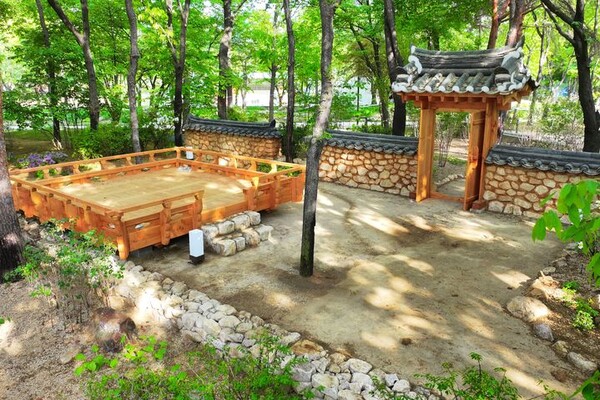 [서울=뉴시스] 누마루와 화오(꽃을 심은 작은 흙담 (사진=국가유산청 제공) 2026.05.04. photo@newsis.com *재판매 및 DB 금지