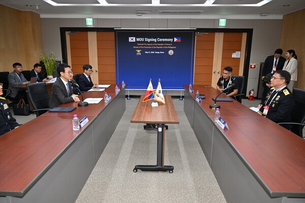 21일 대구 EXCO 컨퍼런스룸에서 필리핀 소방청과 ‘소방 및 재난관리 분야 협력에 관한 양해각서(MOU)’ 체결에 앞서 김승룡 소방청장과 윌베르토 리코 닐 앙 콴 티우 필리핀 소방청장 직무대행 등 양국 소방관계자가 간담회를 진행하고 있다. 소방청 제공