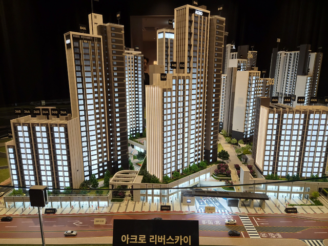 ‘아크로 리버스카이’ 견본주택 내부에 마련된 단지 모형도. (김선호 기자)