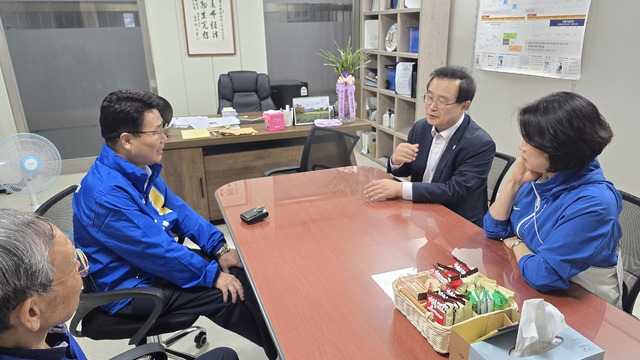 김원기 더불어민주당 의정부시장 후보와 국회 이건태의원, 박지혜 의원이 22일 오전 샌드위치 간담회를 진행하고 있다.(사진=김원기 후보 선거캠프)