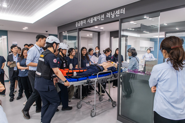 18일 교내 DHC글로컬러닝센터에서 열린 ‘DHC-HEART 응급시뮬레이션 프로그램:다학제 응급실 원팀 프로젝트’ 모습. (사진=대구보건대)