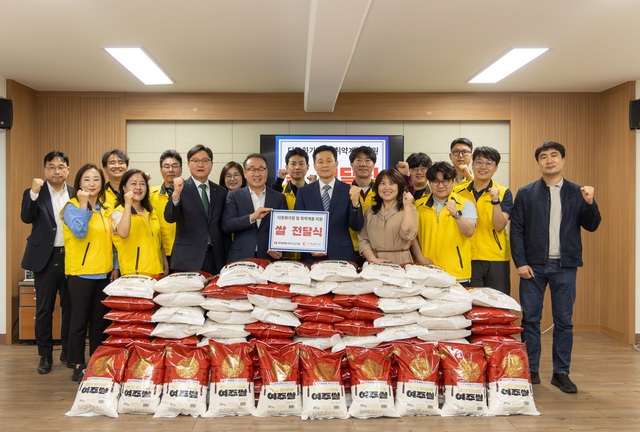 신왕섭 IPARK현대산업개발 실장(앞줄 왼쪽 네 번째)과 홍인명 다문화복지센터 이사장(다섯 번째), 송혜영 남영동주민센터 동장(여섯 번째) 등 관계자들이 20일 서울 용산구 다문화종합복지센터에서 열린 쌀 기부 전달식에서 기념촬영을 하고 있다. (IPARK현대산업개발 제공)