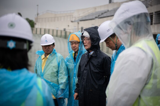 인천시설공단 김재보 이사장이 직접 참여해 현장 안전점검을 진행하고 있다.  인천시설공단 제공