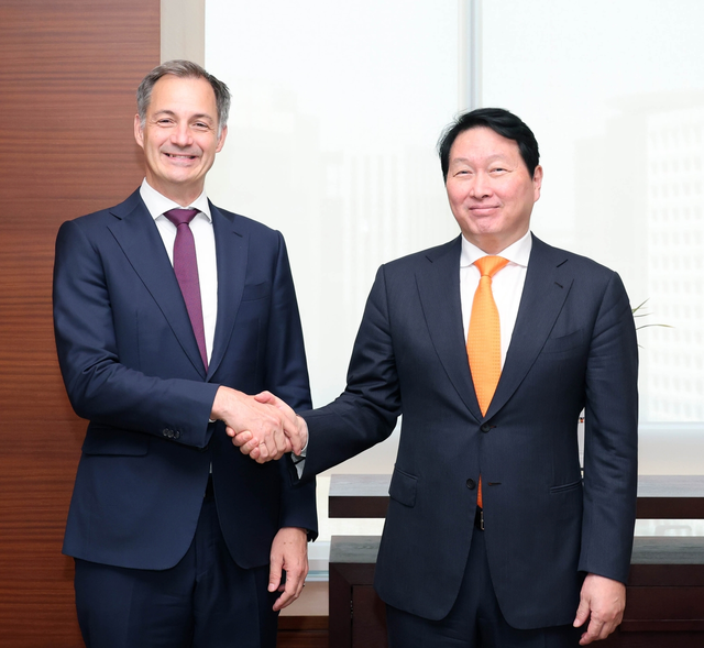 최태원 대한상의 회장(왼쪽)과 알렉산더 더 크루 유엔개발계획(UNDP) 총재. 대한상의 제공.