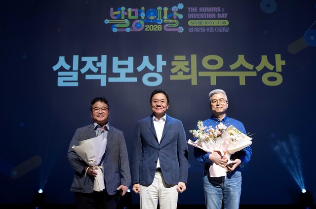사진 왼쪽부터 현대차·기아 열에너지시스템리서치랩 김재연 연구위원, 전동화에너지솔루션담당 김창환 부사장, 차량성능열화리서치랩 이태희 책임연구원. 현대차·기아 제공.