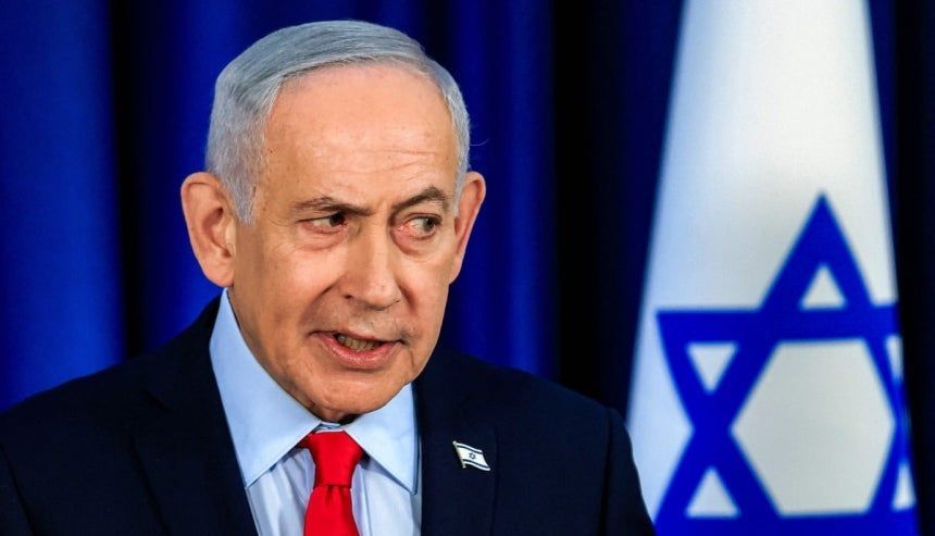 引用：ベンヤミン・ネタニヤフ首相の「X（旧ツイッター）」アカウント＠＠＾米国とイランによる停戦に向けた覚書（MOU）締結が近いとの観測が広がる中、イスラエルのベンヤミン・ネタニヤフ首相は、「イランの核脅威を根本的に除去すべきだ」との立場でドナルド・トランプ米大統領と一致していると強調し、強硬姿勢を維持した。ネタニヤフ首相は24日（現地時間）、自身のSNS「X（旧ツイッター）」で、「昨夜、トランプ大統領とホルムズ海峡再開放に向けたMOUおよびイラン核計画に関する最終合意へ向けた今後の交渉について協議した」と明らかにした。ネタニヤフ首相は、「トランプ大統領と私は、イランとのいかなる最終合意も必ず核脅威を除去しなければならないとの認識で一致した」と述べた。さらに、「それはイランの核濃縮施設を解体し、濃縮済み核物質を国外へ搬出することを意味する」と強調した。これはこれまで、交渉プロセスから排除されているとの見方も出ていたネタニヤフ首相が、米・イランMOU締結間近説について初めて示した公式立場となる。トランプ大統領が停戦交渉で外交的解決への余地を残しているのに対し、ネタニヤフ首相はイスラエル側立場を前面に押し出し、強硬路線を維持している形だ。現在伝えられているMOU草案の骨子は、まず停戦を60日間延長し、ホルムズ海峡を再開放したうえで、その期間中にイラン核開発阻止を主要議題として交渉を進める「2段階方式」とされている。米ニューヨーク・タイムズ（NYT）は、このMOU内容がイスラエル国内で懸念と不安を呼んでいると報じた。ネタニヤフ首相は、「トランプ大統領は、レバノンを含むあらゆる戦線で脅威に対抗し、自衛するイスラエルの権利を再確認した」と説明した。さらに、「両国間のパートナーシップは戦場で証明されており、かつてないほど強固だ」と述べた。そのうえで、「トランプ大統領の政策と同様、私の政策にも変化はない。イランの核兵器保有は認められない」と付け加えた。