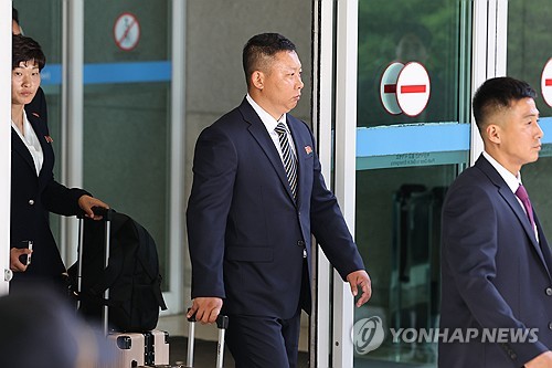 2025-2026 아시아축구연맹(AFC) 여자 챔피언스리그(AWCL) 4강전에서 수원FC 위민을 상대하는 내고향여자축구단 리유일 감독이 17일 인천국제공항 제1여객터미널을 통해 입국하고 있다. 2026.5.17