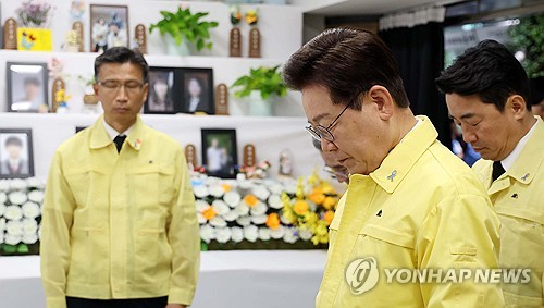 이재명 대통령이 18일 전남 무안공항 여객터미널에 마련된 제주항공 참사 희생자 분향소를 찾아 참배하고 있다. 2026.5.18 [청와대통신사진기자단]