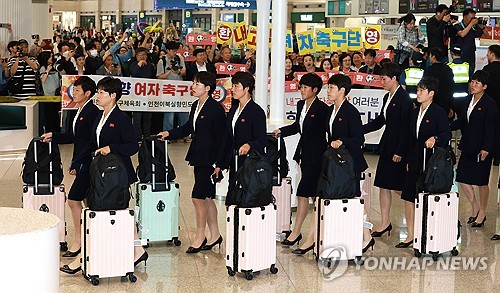 2025-2026 아시아축구연맹(AFC) 여자 챔피언스리그(AWCL) 4강전에서 수원FC 위민을 상대하는 내고향여자축구단이 17일 인천국제공항 제1여객터미널을 통해 입국하고 있다. 2026.5.17 [공동취재]