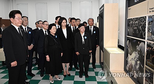 이재명 대통령과 김혜경 여사가 제46주년 5·18민주화운동 기념일인 18일 광주 동구 옛 전남도청에서 개관 특별전을 관람하고 있다. 2026.5.18 [광주전남사진기자단]