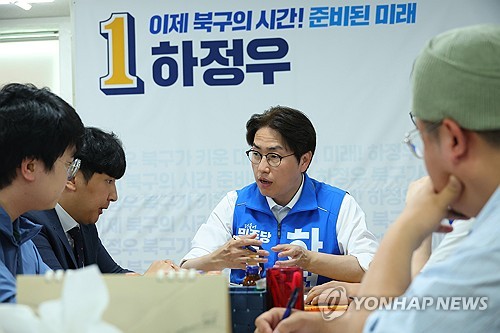 더불어민주당 하정우 부산 북구갑 국회의원 보궐선거 후보가 19일 오전 부산 북구 선거사무소에서 부산 AI기업 간담회를 갖고 있다. 2026.5.19