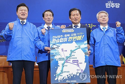 더불어민주당 정청래 대표를 비롯한 관계 시도지사 후보자들이 19일 국회에서 열린 '강호축' 철도망 합동 공약 발표 기자회견에서 공약을 설명한 팻말을 들고 구호를 외치고 있다. 왼쪽부터 신용한 충북도지사 후보, 우상호 강원도지사 후보, 정 대표, 민형배 전남광주통합특별시 후보. 2026.5.19
