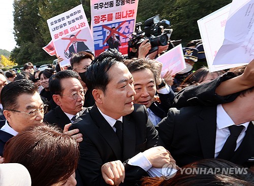 국민의힘 장동혁 대표가 6일 오후 광주 북구 국립5·18민주묘지에서 참배를 시도하고 있다. 2025.11.6
