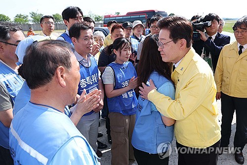 이재명 대통령이 18일 전남 무안국제공항 제주항공 참사 유해 수습 현장 방문을 마친 뒤 유가족과 인사하고 있다. 2026.5.18 [청와대통신사진기자단]