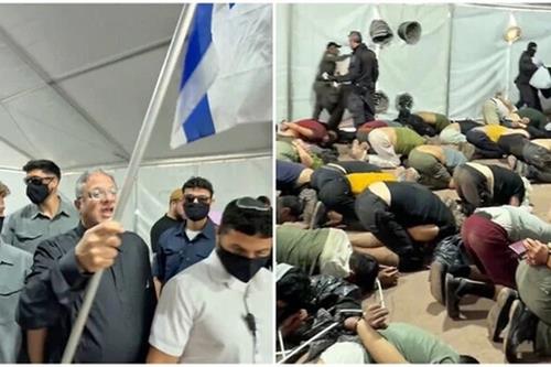 무릎을 꿇려진 채 바닥에 머리를 박고 있는 구호선 활동가들과 이스라엘 국기를 흔드는 이타마르 벤그비르 국가안보장관. [벤그비르 장관 엑스 계정 캡처. 재판매 및 DB 금지] [2026.05.21 송고]