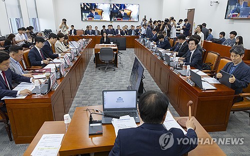 18일 국회에서 행정안전위원회 전체 회의가 개회되고 있다. 이날 행안위는 GTX-A 노선 삼성역 철근 누락 사건과 감사의 정원에 대한 현안 질의를 위해 열렸지만, 국민의힘 의원들의 민주당 정원오 서울시장 후보의 폭행 사건 의혹 제기와 민주당 의원들의 국민의힘 오세훈 서울시장 후보의 시장 재직 당시 철근 누락과 부실 공사 은폐 의혹이 충돌하면서 서울시장 선거 대리전 양상으로 진행됐다. 2026.5.18