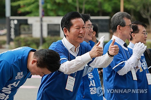더불어민주당 정청래 총괄상임선대위원장이 22일 충북 청주시 SK하이닉스 청주3캠퍼스 정문 앞에서 민주당 신용한 충북도지사 후보, 이장섭 청주시장 후보와 출근하는 시민을 향해 인사하고 있다. 2026.5.22