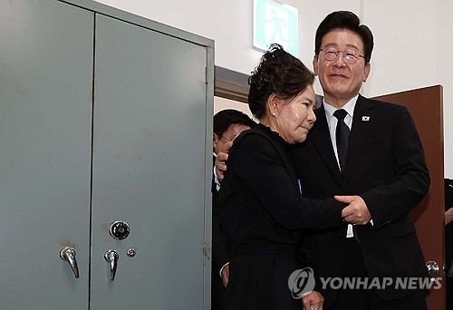 이재명 대통령이 18일 광주 옛 전남도청 시민군 상황실 재현공간에서 5·18 당시 마지막 새벽 방송을 했던 박영순 씨와 대화하고 있다. 2026.5.18 [청와대통신사진기자단]
