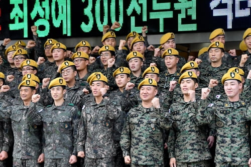 육군 최정예 전투원 300워리어 선발…황금색 베레모 수여 | 한국경제