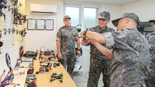 육군총장, AI GOP경계작전 부대·드론공작소 방문