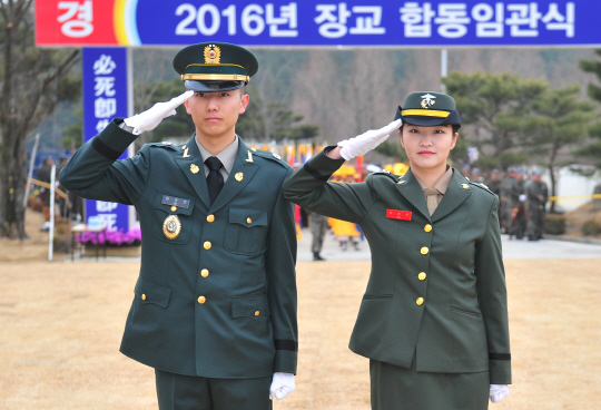 女는 해병장교로, 男은 간호장교로 '허물어지는 壁' | 문화일보