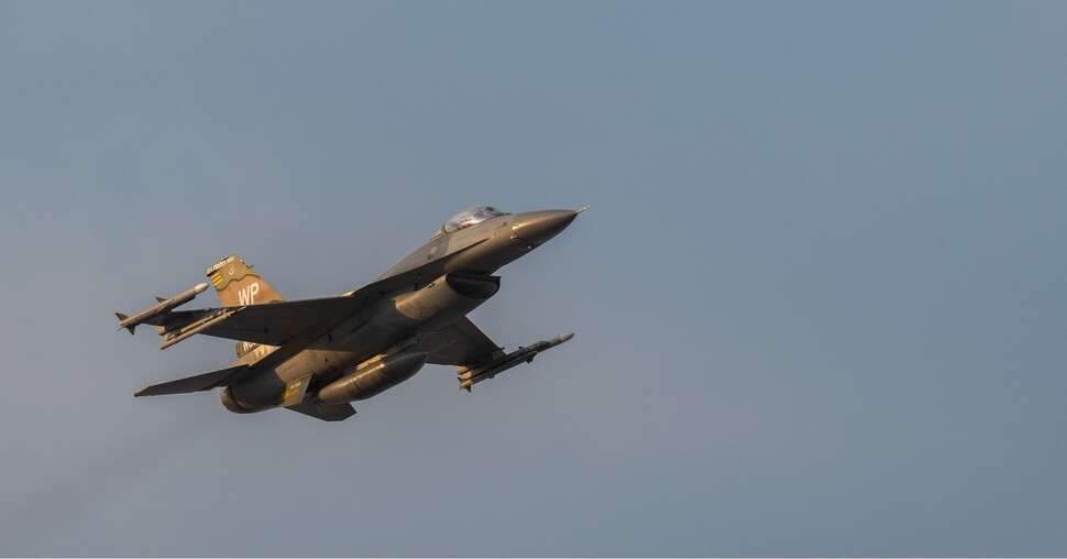 주한미군 F-16 전투기 서해 추락…조종사 비상탈출