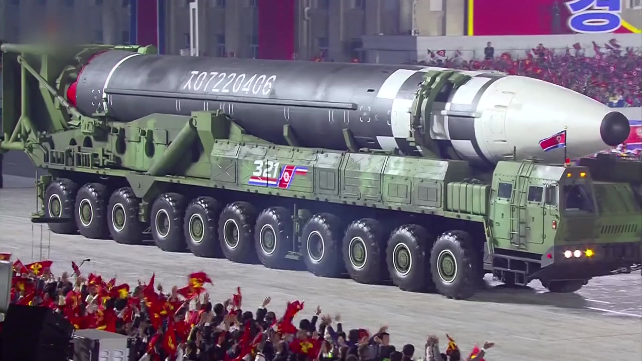 북한, 열병식에서 신형 ICBM·SLBM 공개...김정은 