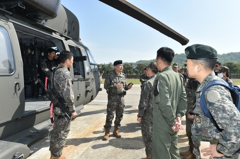 합참의장, 육군 항공단과 최전방 GP 등 찾아 