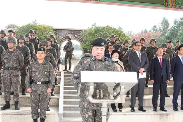SM그룹 회장, 소장 군복 입고 오픈카로 사열...육군 