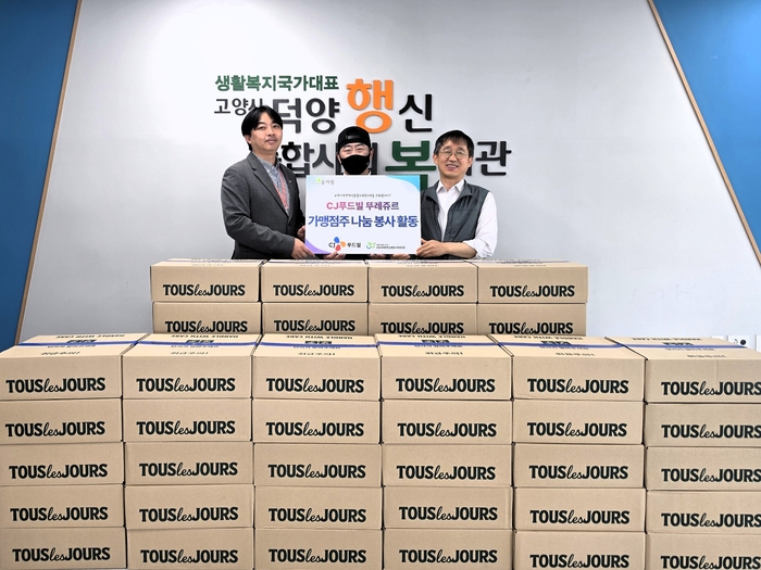 취약계층 이웃들을 위해 빵 5000개를 전달한 김성태 뚜레쥬르 점주(가운데)와 박대영 CJ푸드빌 경기북부영업팀장(왼쪽)이 김진우 고양시덕양행신종합사회복지관장(오른쪽)과 함께 기념사진을 촬영하고 있다. 사진 | CJ푸드빌