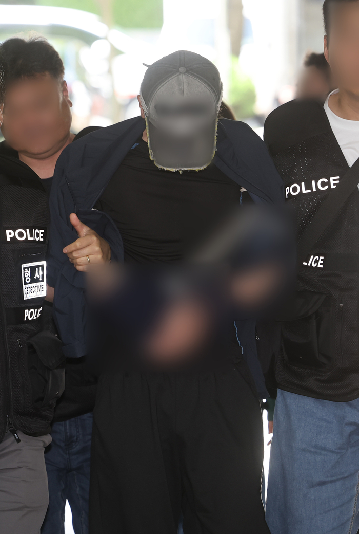 ‘배우 김규리 자택 침입해 강도·폭행’ 40대 남성 법원 출석. 2026.5.22 연합뉴스