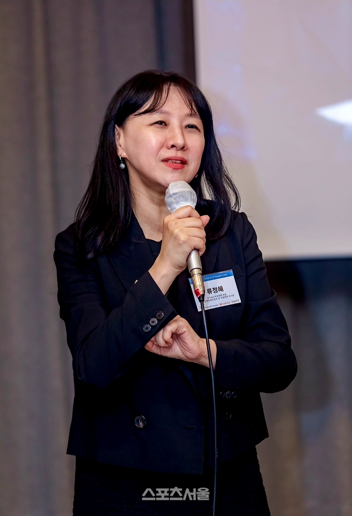 코리아씨이오서밋이 5월 21일 서울 강남구 리버사이드호텔에서
개최한 서밋포럼에서, 류정혜 국가AI전략위원회 위원이 강연을 하고 있다.
