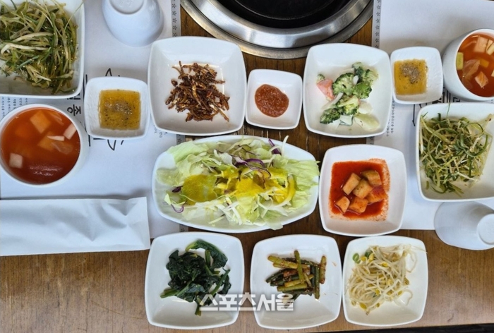 정갈한 나물 반찬과 시원한 물김치가 더해진 반찬류