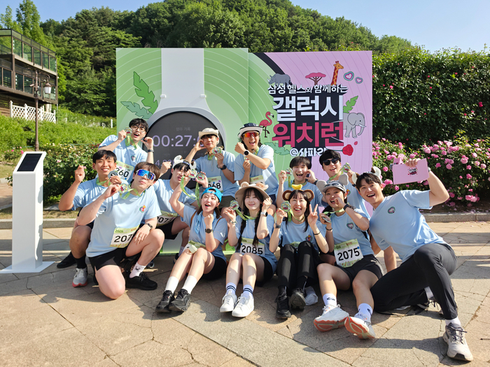 ‘갤럭시 워치런 @사파리’ 참가자들이 ‘갤럭시 워치8 시리즈’와 함께 러닝 기록 인증샷을 남기고 있다. 사진 | 삼성전자