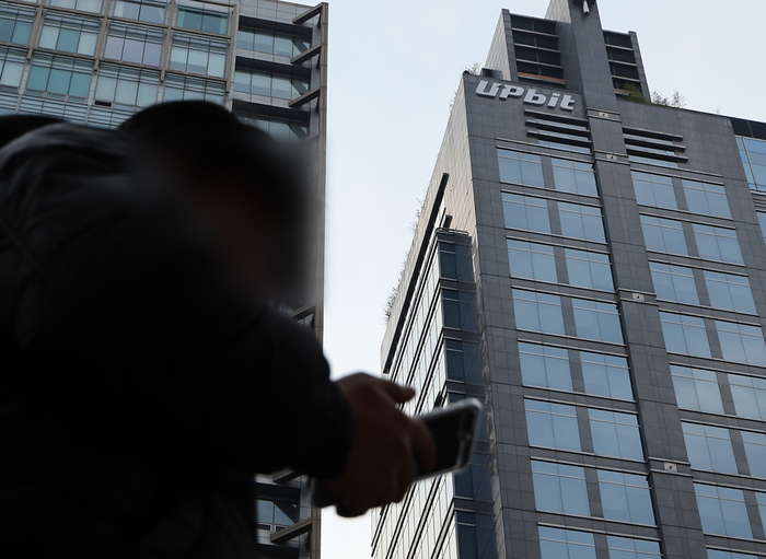 디지털자산 거래소 ‘업비트’를 운영하는 두나무가 글로벌 경기 둔화에 따른 가상자산 거래량 감소의 영향을 받으며 1분기 다소 부진한 실적을 기록했다. 사진은 서울 서초구 두나무가 위치한 건물의 업비트 로고 모습. 사진 | 연합뉴스