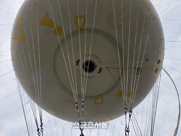 지난해 8월 정식 운영을 시작한 이 거대한 기구는 열기구와 달리 불연성 헬륨가스의 안정적인 부력을 이용하는 계류식 가스기구다. 2024년 파리 올림픽 당시 전 세계의 이목을 끌었던 성화대와 동일한 프랑스 에어로필사의 최신 모델로 시각적 아름다움과 기술적 안정성을 동시에 갖췄다. 사진 | 원성윤 기자 socool@sportsseoul.com