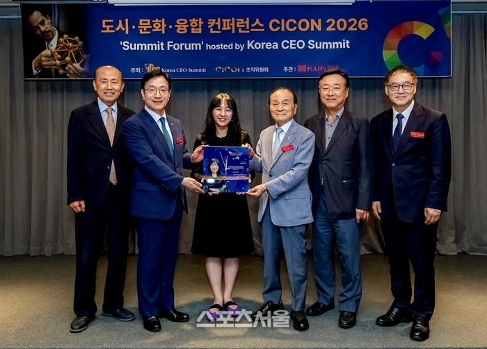 코리아씨이오서밋이 5월 21일 서울 강남구 리버사이드호텔에서
개최한 서밋포럼에서, 박봉규 코리아씨이오서밋 이사장이 오명 전 과기 부총리와 함께 류정혜 국가AI전략위원회 위원에게 감사패를 전달하고 있다.
(좌로부터)이만의 KCS 서밋포럼위원장, 박봉규 KCS 이사장, 류정혜 연사, 오명 전 과학기술 부총리, 김종석 전 대통령소속 규제개혁위원장, 한인석 바이오플러스 부회장