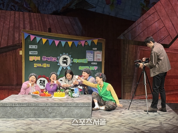 19일 뮤지컬 ‘오지게 재밌는 가시나들’ 프레스콜에서 구옥분, 김나희, 허순미, 강하나 등이 대표 넘버 ‘오지게 재밌는 가시나들’을 시연하고 있다.  글·사진 | 표권향 기자 gioia@sportsseoul.com